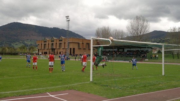 Ocasión local antes del primer gol.