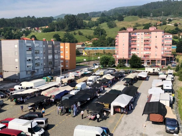 Situación actual del mercado de Los Corrales en la centrica finca de la Lo, con el terreno de Santa María al fondo