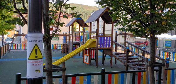 Carteles colocados en el parque.