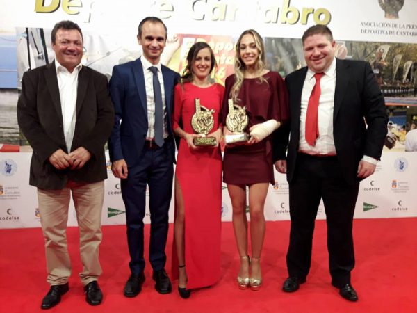  Mantilla, Conde y Ordorica junto a las dos premiadas