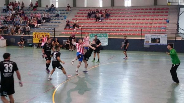  Nacho Díaz frente a Vega, en un lance del choque