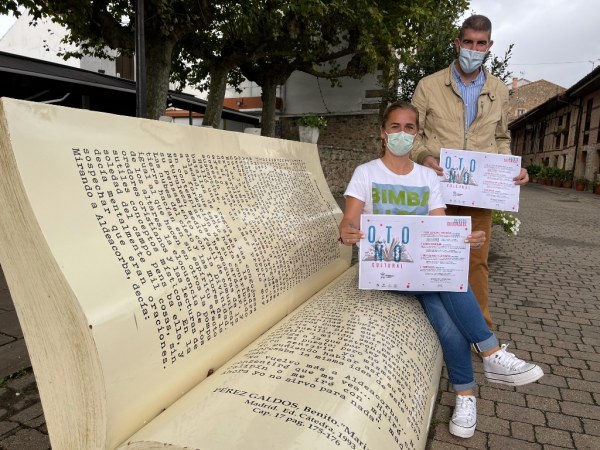 Los concejales Sandra Martínez y Carlos Rubio con el programa de actividades