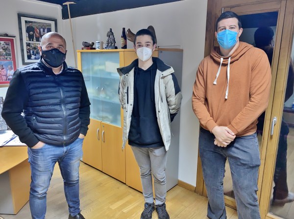 El alcalde recibió a los galardonados Antonio Fuarros Santamaría y a Saúl Fernández Martínez