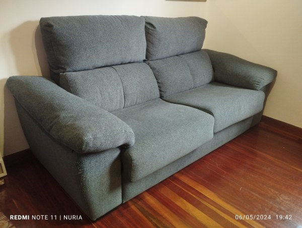 Varios. Se vende sofá.