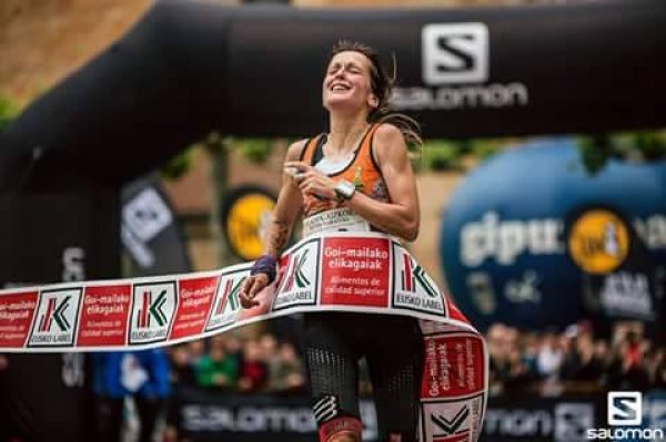  Azara García en la meta del Europeo de Zegama (Salomón)