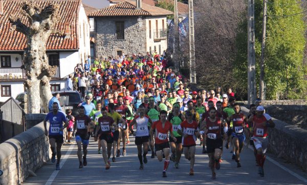 Corredores en el inicio de la carrera.