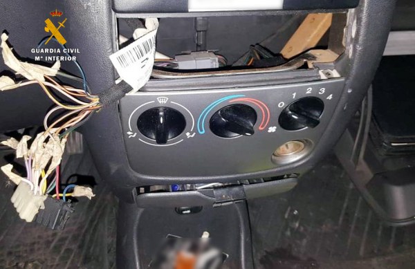 Interior de uno de los vehículos dañados.