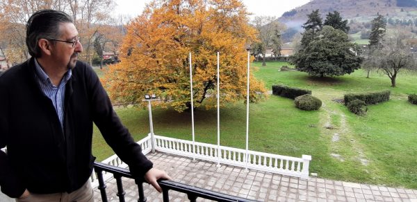 Luis Ignacio Argumosa con el parque Mazarrasa de fondo