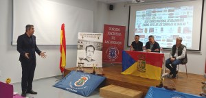 Carlos Lavín y autoridades en la presentación del acto.